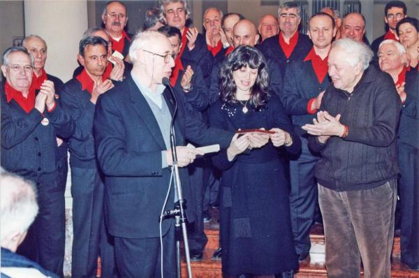 Silvia Vacchi riceve il S Bartolomeo d'oro da don Nildo Pirani x